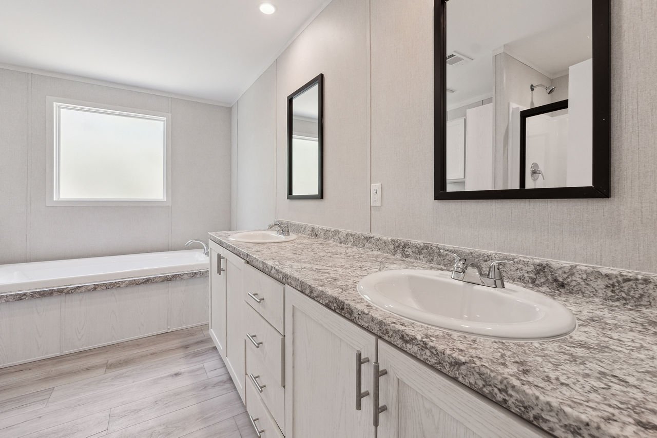 125-new-moon-2860l-primary-bath-1