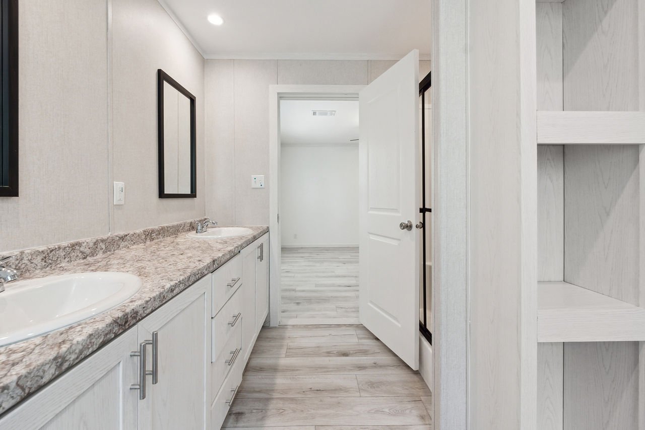 125-new-moon-2860l-primary-bath-2