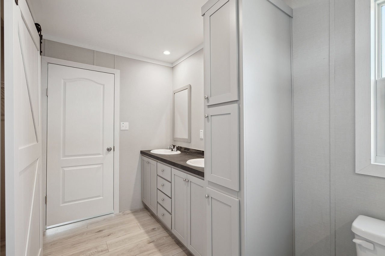 125-new-moon-new-moon-3252a-primary-bathroom2