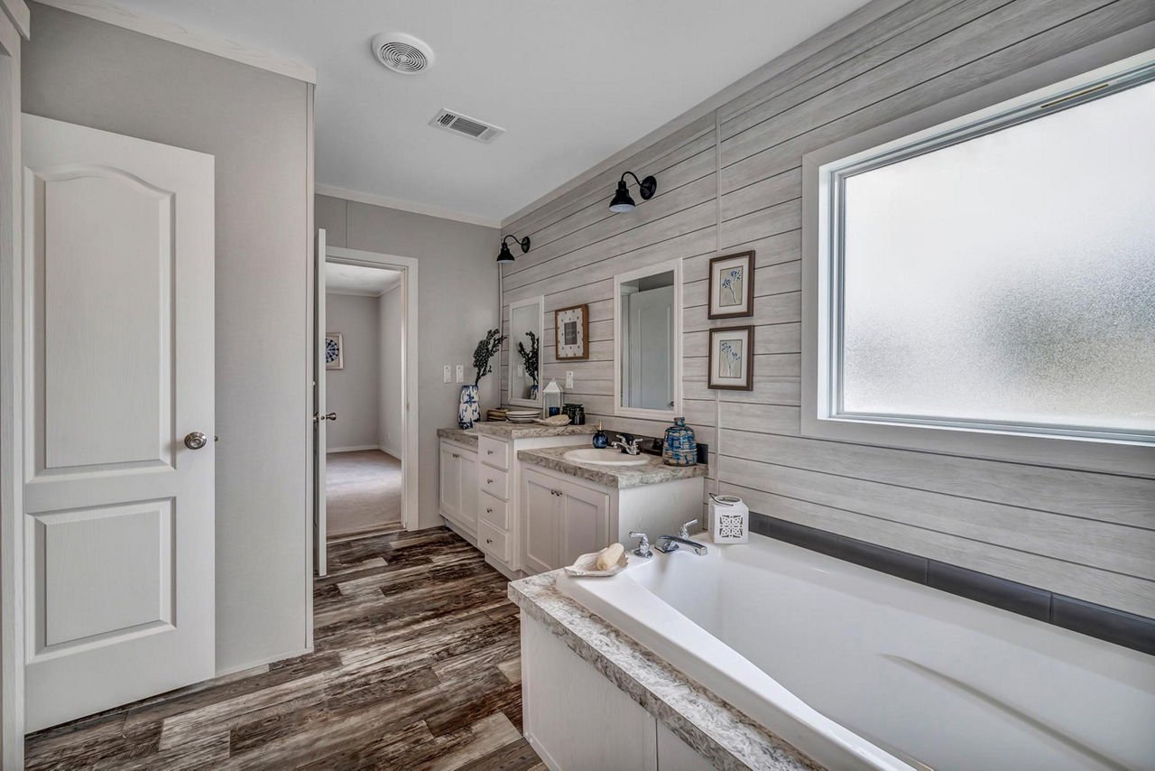 Grand-Prairie-(CSD3276J)-Master-Bath-3